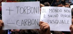 Cartelli con scritte: "+ Torboni - Carboni" w "Il mondo non è salvo perché è pasquale"