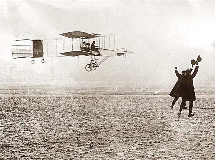 Foto di uno dei primi aerei che vola.